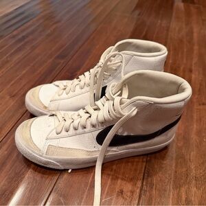 Nike Kids Sneakers in Cream and Black